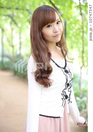 若い女性　ヘアスタイル 10747547