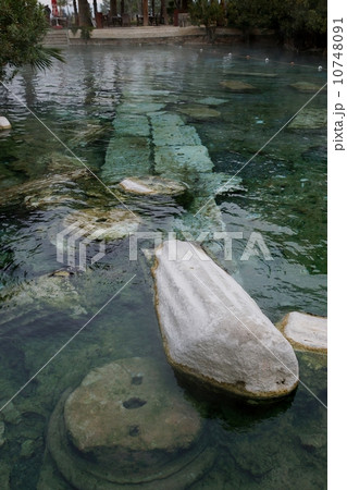 トルコ世界遺産　パムッカレ温泉 10748091