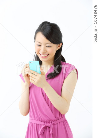 スマートフォン・若い女性 10748476