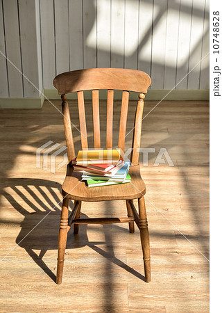 椅子の上の本 10748628