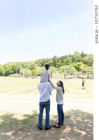 家族で公園 10750762