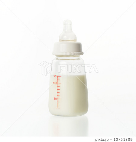 赤ちゃん用のミルクと哺乳びん。 10751309