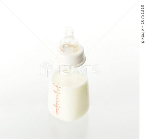 赤ちゃん用のミルクと哺乳びん。 10751310