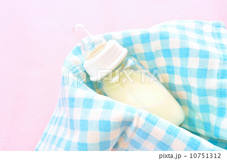 赤ちゃん用のミルクと哺乳びん。 10751312