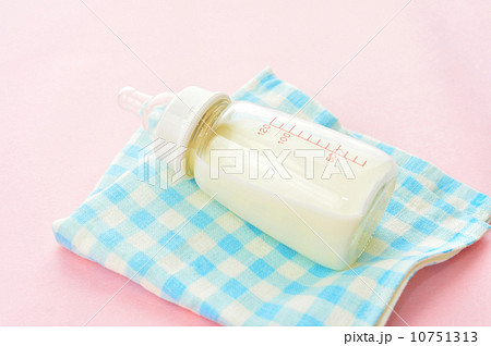 赤ちゃん用のミルクと哺乳びん。 10751313