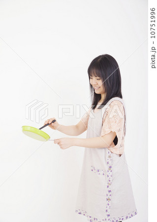 フライパンを持つ女性の写真素材