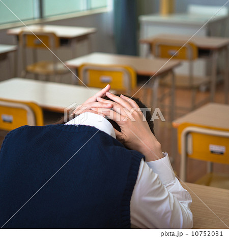 悩む高校生 10752031