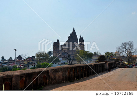 オルチャにそびえるクシャナ信仰のチャドルブジャ寺院 10752269