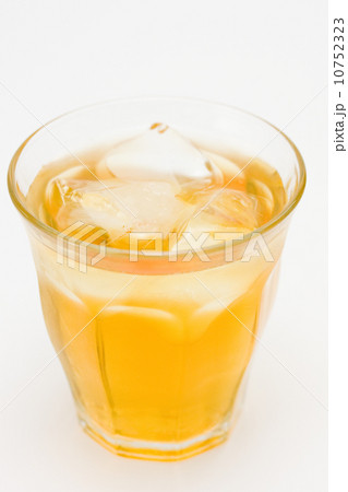 梅酒を注いだグラス 10752323