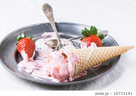 Strawberry ice cream 10753191