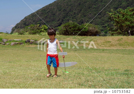 模型飛行機を持って芝生を歩く子供 模型飛行機を持って芝生を歩く子供 10753582