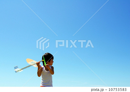 模型飛行機を飛ばそうとしている子供 模型飛行機を飛ばそうとしている子供 10753583