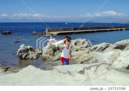 模型飛行機を持って海岸を歩く子供 模型飛行機を持って海岸を歩く子供 10753596