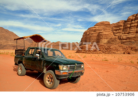 砂漠とジープ 砂漠とジープ 10753906