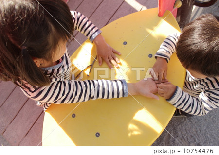 公園で遊ぼ 10754476