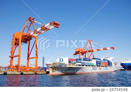 ガントリークレーンとコンテナ船 10754546