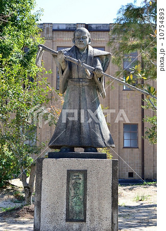 二宮尊徳の石像(静岡県掛川市) 二宮尊徳の石像(静岡県掛川市) 10754893