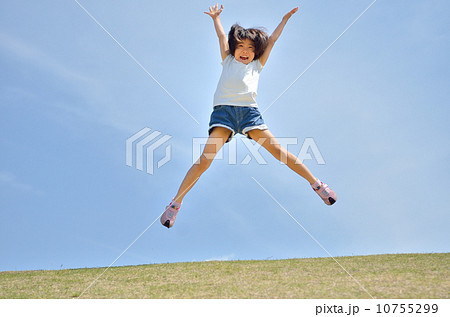 青空でジャンプする女の子 10755299