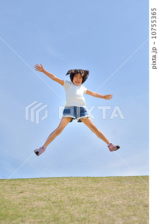 青空でジャンプする女の子 青空でジャンプする女の子 10755365