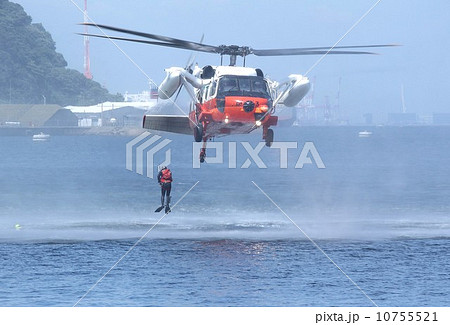 東日本大震災でも活躍した海上自衛隊のUH-60J救難ヘリコプターの写真