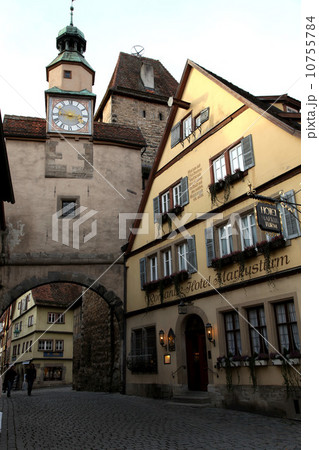 ローテンブルグの中世の建築群 10755784