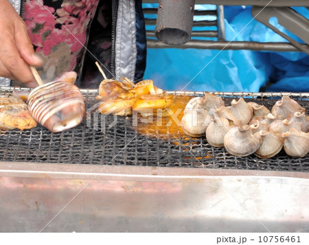 厚岸町桜・牡蠣まつりの魚介類の網焼き 厚岸町桜・牡蠣まつりの魚介類の網焼き 10756461