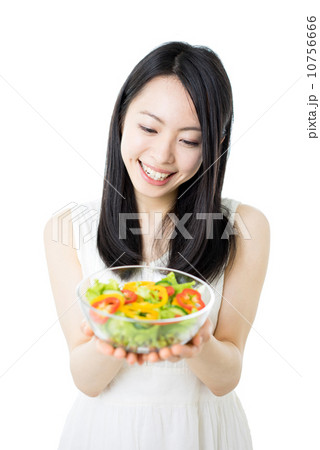 サラダを持った女性 サラダを持った女性 10756666