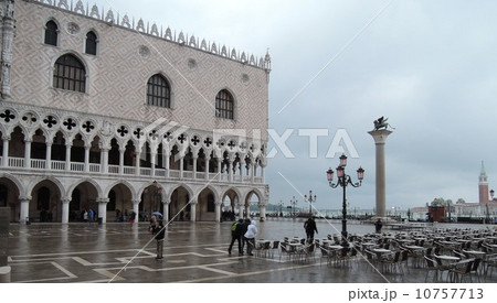 サンマルコ広場の雨 10757713