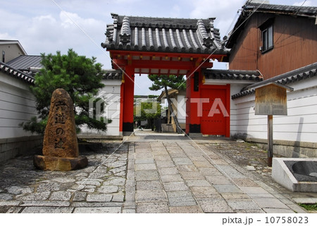 京都六道珍皇寺の総門風景 10758023