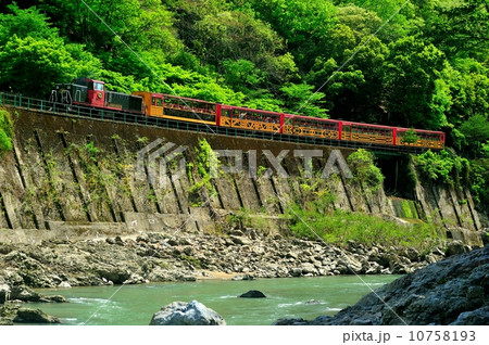 新緑の保津峡を行く嵯峨野観光鉄道トロッコ列車 10758193