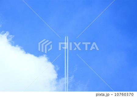 飛行機と飛行機雲 飛行機と飛行機雲 10760370
