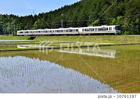 鉄道　　列車　山陰本線　京都口　221系　針灸大学前～胡麻　水鏡　田んぼ　田園　水田　新緑　夏　初夏　南丹市　普通　ローカル　JR西日本　嵯峨野線 10761197