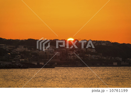 朝陽の下で輝く鎌倉　七里ヶ浜の住宅街 10761199