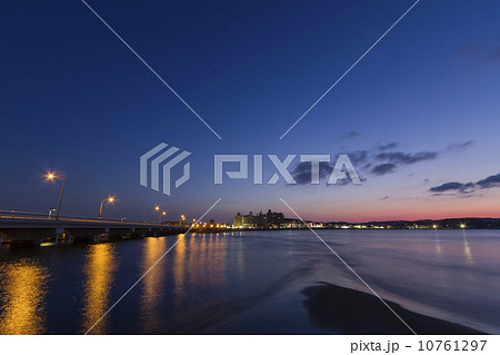 湘南　江の島大橋の夜明け 10761297