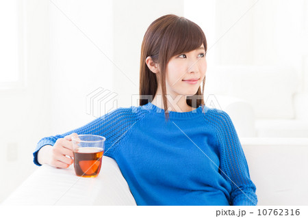 部屋でリラックスする女性 部屋でリラックスする女性 10762316