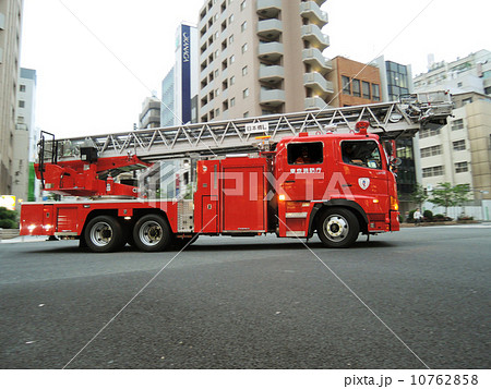 消防車(はしご車)走行シーン 消防車(はしご車)走行シーン 10762858