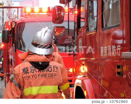 火災現場 - 消防車と消防隊員 10762860