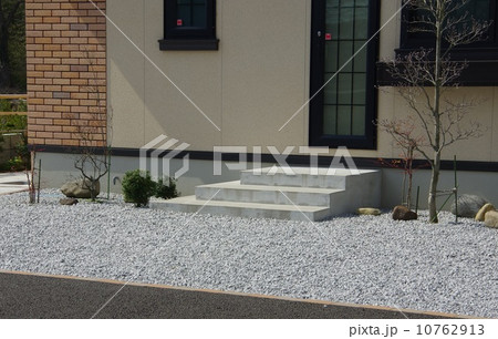 勝手口の敷石　裏庭の敷石 10762913