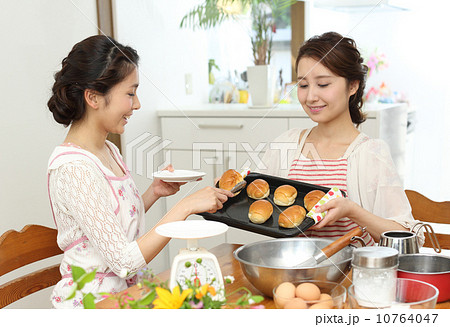パンを焼く2人の主婦 パンを焼く2人の主婦 10764047