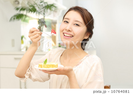 ケーキを食べる女性 ケーキを食べる女性 10764081