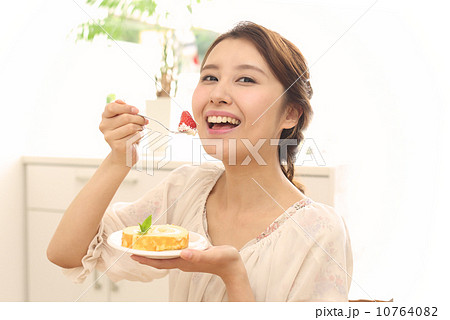 ケーキを食べる女性 10764082
