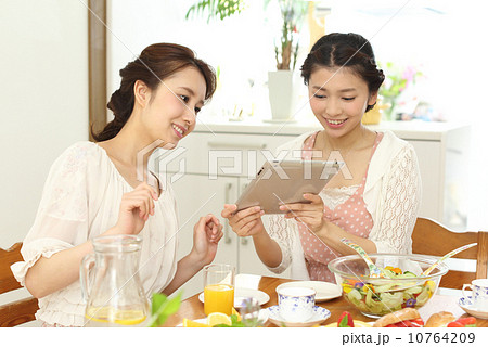 ｉｐａｄでレシピを調べる二人の女性 10764209