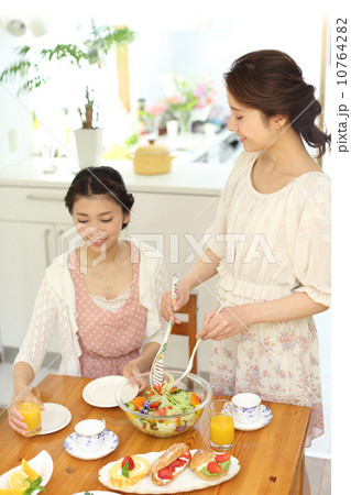 野菜サラダを分けている女性 10764282