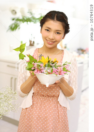 アレンジフラワーをしている女性 10764319
