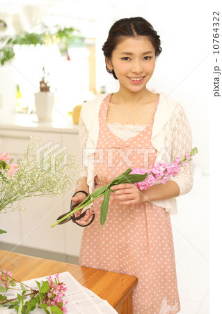 アレンジフラワーをしている女性 10764322