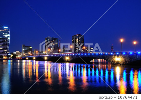 万代橋夜景ライトアップ 10764471