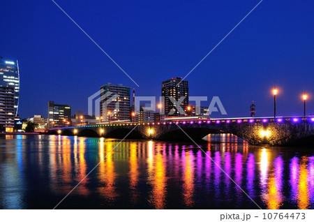 万代橋夜景ライトアップ 10764473