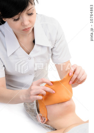 Removing alginate peel-off facial mask 10764863