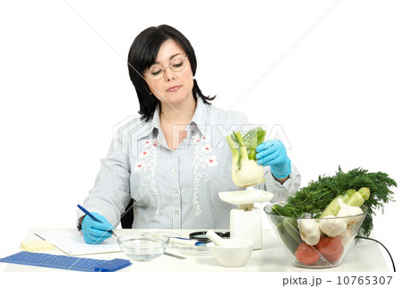 Phytocontrol technician weighing fennel 10765307