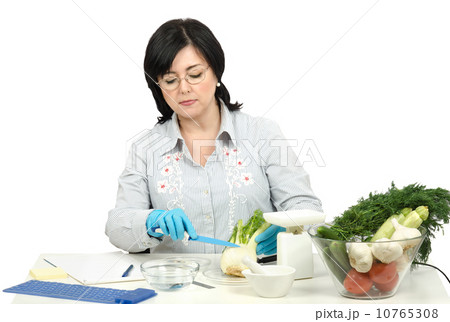 Phytocontrol technician intending to cut a fennel 10765308